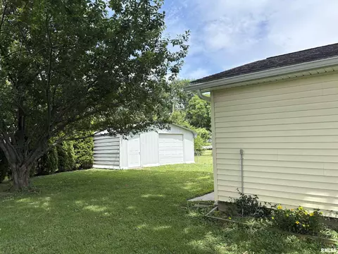 Exterior - 2405 Eastview Dr, Springfield, IL 62702 photo 5 of 5