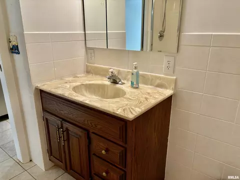 Bath - 2405 Eastview Dr, Springfield, IL 62702 photo 3 of 3