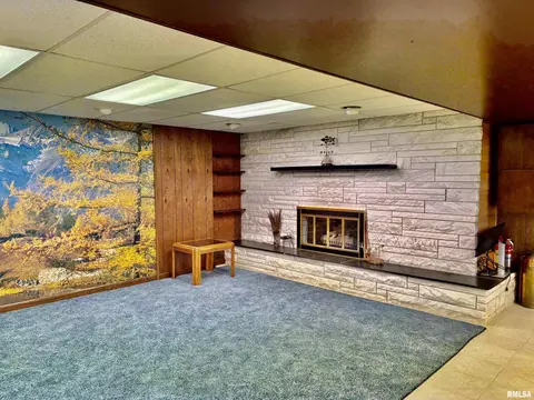 Living - 2405 Eastview Dr, Springfield, IL 62702 photo 4 of 5
