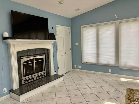 Living - 2405 Eastview Dr, Springfield, IL 62702 photo 3 of 5