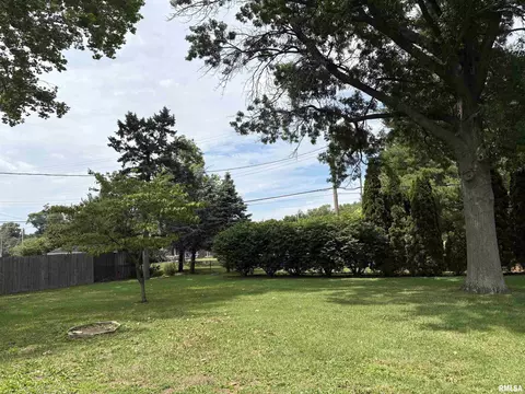 Exterior - 2405 Eastview Dr, Springfield, IL 62702 photo 4 of 5
