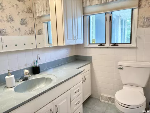 Bath - 2405 Eastview Dr, Springfield, IL 62702 photo 2 of 3