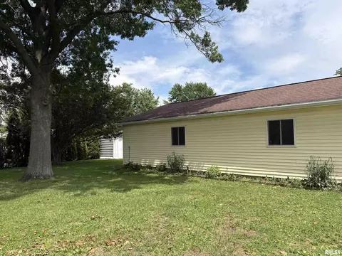 Exterior - 2405 Eastview Dr, Springfield, IL 62702 photo 3 of 5