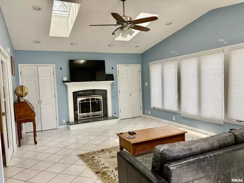 Living - 2405 Eastview Dr, Springfield, IL 62702 photo 2 of 5