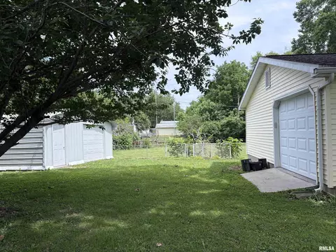 Exterior - 2405 Eastview Dr, Springfield, IL 62702 photo 2 of 5