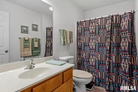 Bath - 3817 Sugar Loaf Dr, Springfield, IL 62711 photo 2 of 2