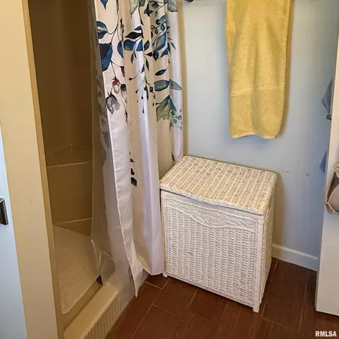 Bath - 97 White Pine Dr, Springfield, IL 62712 photo 2 of 2