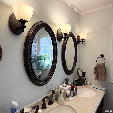 Bath - 97 White Pine Dr, Springfield, IL 62712 photo 1 of 2