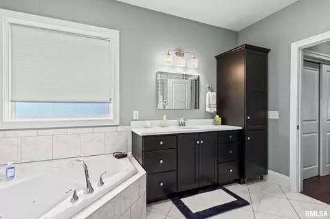 Bath - 5309 Whitemarsh Ct, Springfield, IL 62711 photo 2 of 7