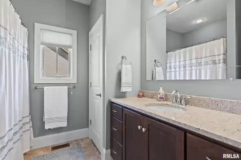 Bath - 5309 Whitemarsh Ct, Springfield, IL 62711 photo 5 of 7