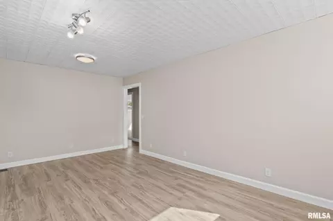 Living - 6 Evergreen Ct, Springfield, IL 62704 photo 3 of 5