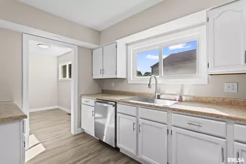Kitchen - 6 Evergreen Ct, Springfield, IL 62704 photo 1 of 2