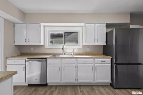 Kitchen - 6 Evergreen Ct, Springfield, IL 62704 photo 2 of 2