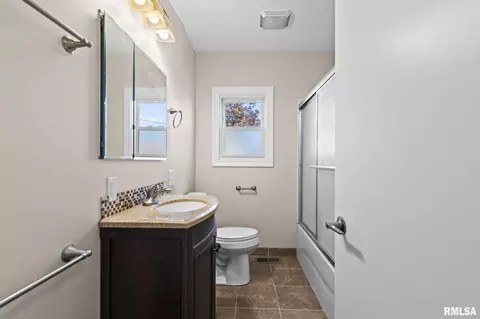 Bath - 6 Evergreen Ct, Springfield, IL 62704 photo 1 of 2