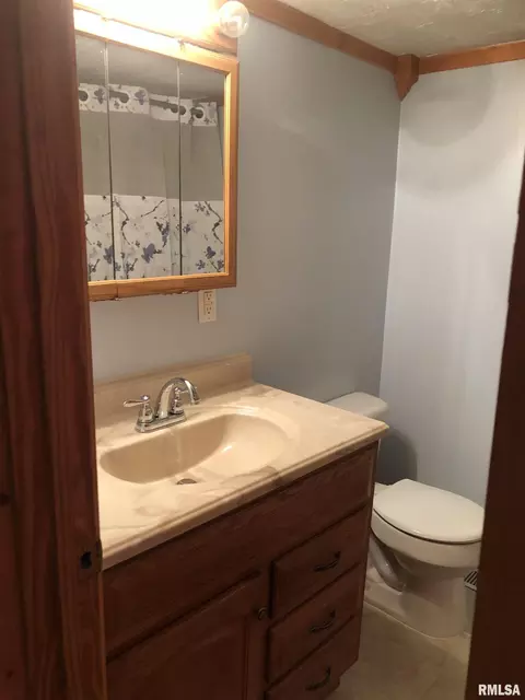 Bath - 1805 E Keys Ave, Springfield, IL 62702 photo 2 of 3