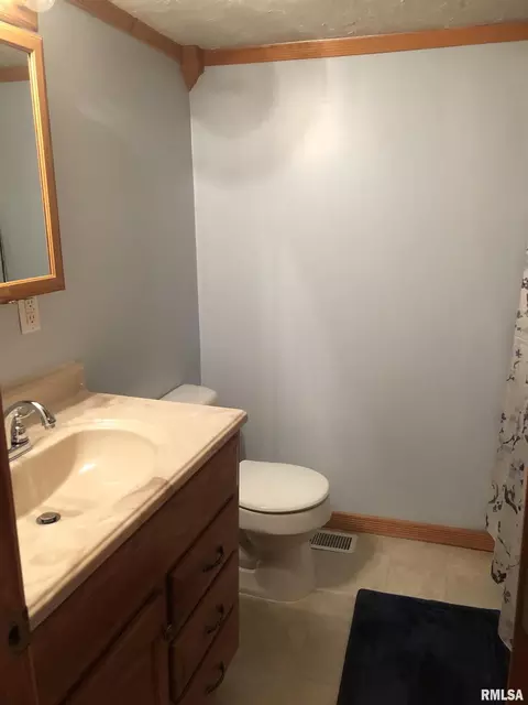 Bath - 1805 E Keys Ave, Springfield, IL 62702 photo 1 of 3