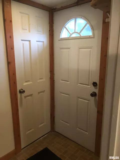 Entry Way - 1805 E Keys Ave, Springfield, IL 62702 photo 2 of 2