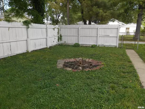 Exterior - 1805 E Keys Ave, Springfield, IL 62702 photo 7 of 10