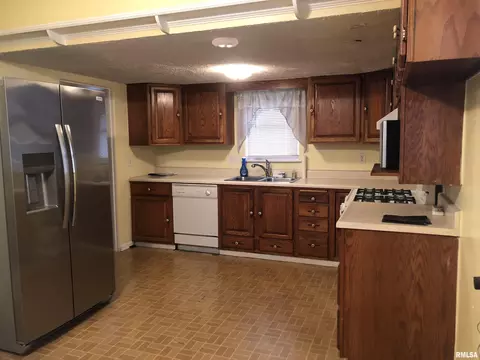 Kitchen - 1805 E Keys Ave, Springfield, IL 62702 photo 2 of 3