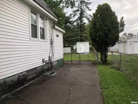 Exterior - 1805 E Keys Ave, Springfield, IL 62702 photo 4 of 10