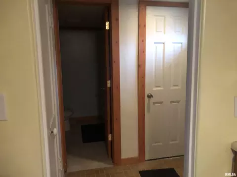 Entry Way - 1805 E Keys Ave, Springfield, IL 62702 photo 1 of 2