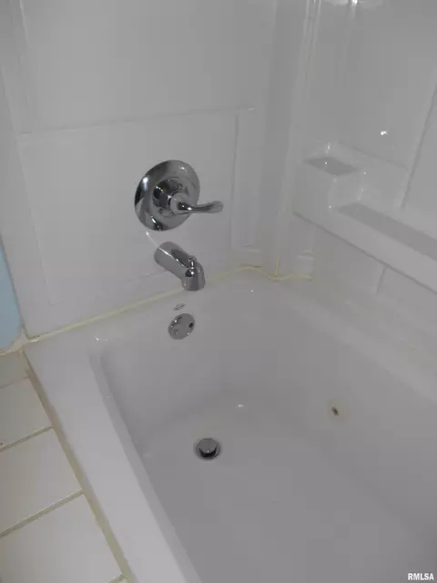 Bath - 1805 E Keys Ave, Springfield, IL 62702 photo 3 of 3
