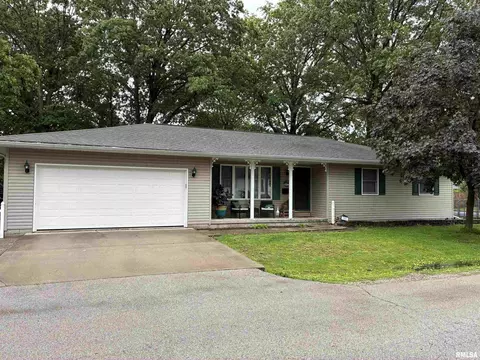 701 Esther St, Taylorville, IL 62568