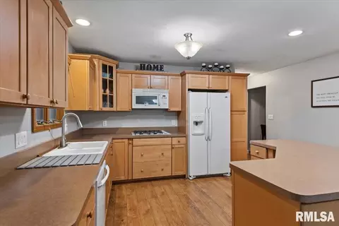 Kitchen - 225 Appomattox Dr, Springfield, IL 62711 photo 2 of 4