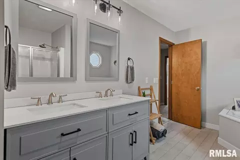 Bath - 225 Appomattox Dr, Springfield, IL 62711 photo 4 of 4