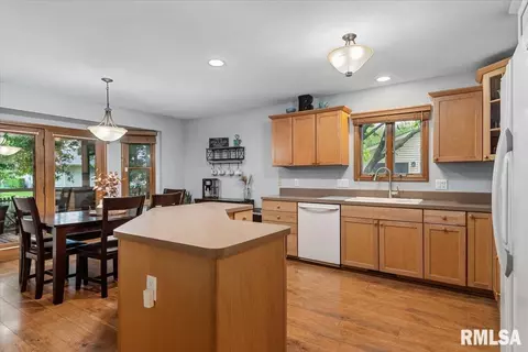 Kitchen - 225 Appomattox Dr, Springfield, IL 62711 photo 4 of 4