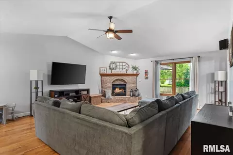 Living - 225 Appomattox Dr, Springfield, IL 62711 photo 2 of 4