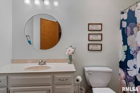 Bath - 225 Appomattox Dr, Springfield, IL 62711 photo 1 of 4