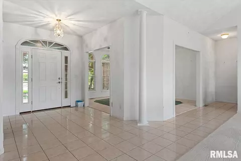 Entry Way - 5001 Eagle Rdg, Springfield, IL 62711 photo 2 of 4