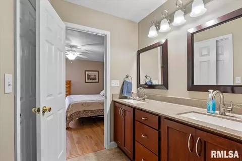 Bath - 5316 Manhattan Dr, Springfield, IL 62711 photo 3 of 4