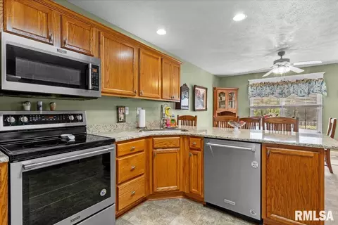 Kitchen - 5316 Manhattan Dr, Springfield, IL 62711 photo 4 of 5