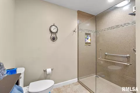 Bath - 5316 Manhattan Dr, Springfield, IL 62711 photo 2 of 4