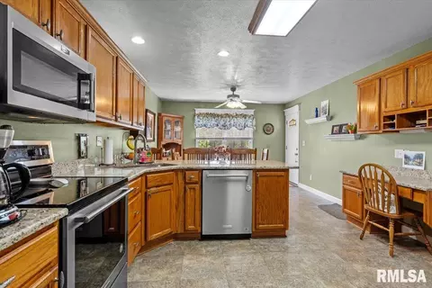 Kitchen - 5316 Manhattan Dr, Springfield, IL 62711 photo 3 of 5
