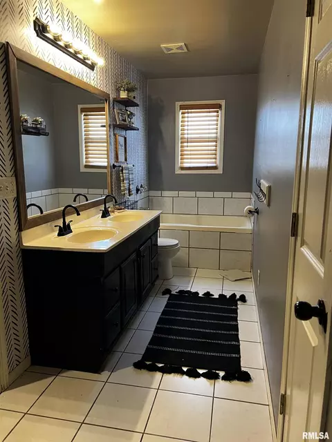 Bath - 1904 E Sangamon Ave, Springfield, IL 62702 photo 2 of 3