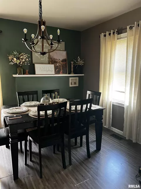 Dining - 1904 E Sangamon Ave, Springfield, IL 62702 photo 1 of 1