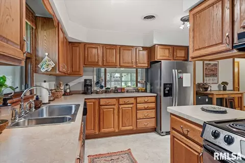 Kitchen - 3300 S 2nd St, Springfield, IL 62703 photo 2 of 3