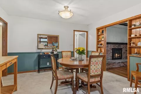 Dining - 3300 S 2nd St, Springfield, IL 62703 photo 4 of 4