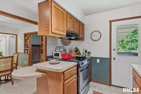 Kitchen - 3300 S 2nd St, Springfield, IL 62703 photo 3 of 3