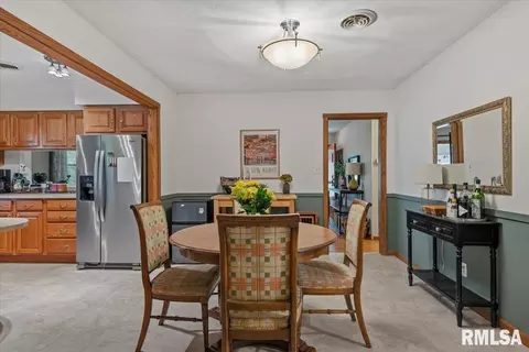 Dining - 3300 S 2nd St, Springfield, IL 62703 photo 3 of 4