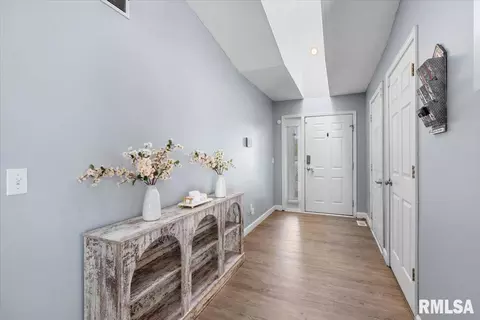 Entry Way - 45 Royal Rd, Springfield, IL 62702 photo 4 of 5