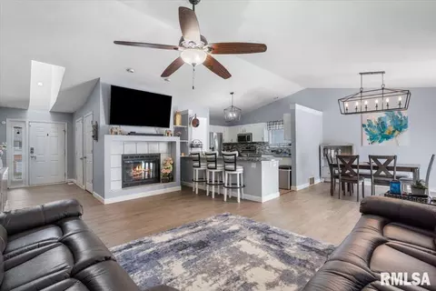 Entry Way - 45 Royal Rd, Springfield, IL 62702 photo 1 of 5