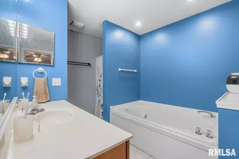 Bath - 45 Royal Rd, Springfield, IL 62702 photo 1 of 3