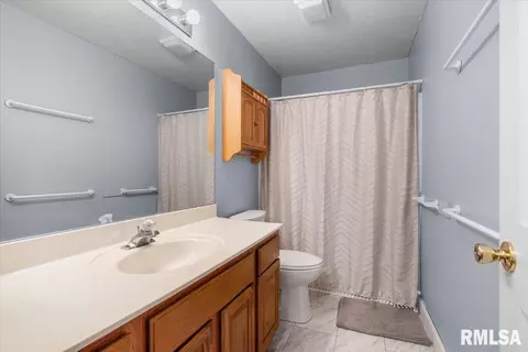 Bath - 45 Royal Rd, Springfield, IL 62702 photo 2 of 3
