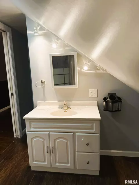 Bath - 2336 S 11th St, Springfield, IL 62702 photo 4 of 4
