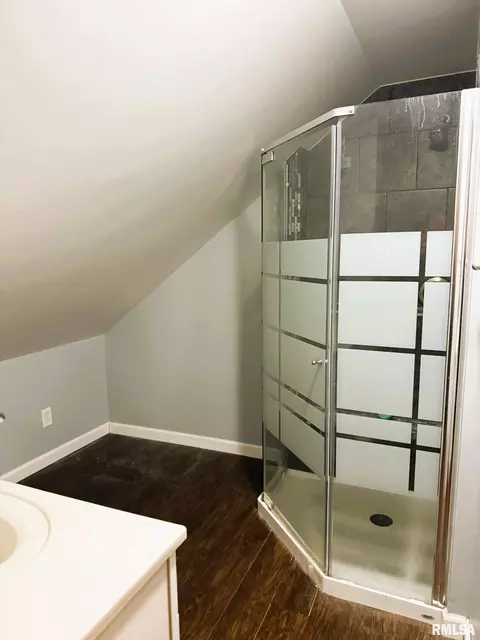 Bath - 2336 S 11th St, Springfield, IL 62702 photo 3 of 4