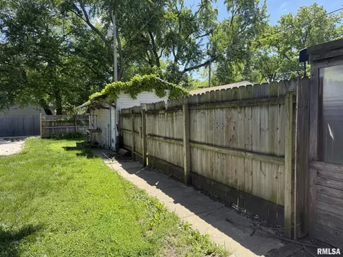 Exterior - 2336 S 11th St, Springfield, IL 62702 photo 3 of 5